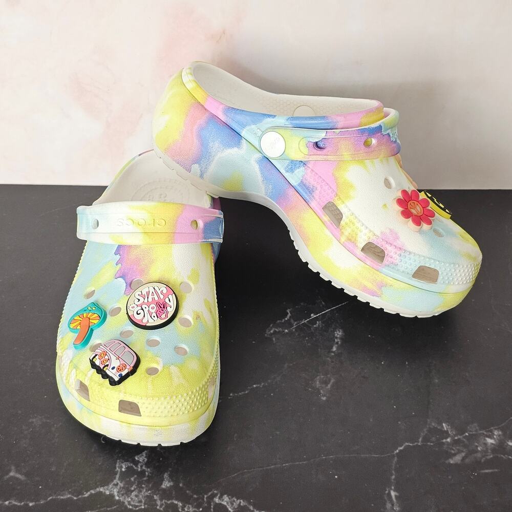EUC Women's Youth Tie Dye Platform Classic Crocs with Jibbitz Charms W 4